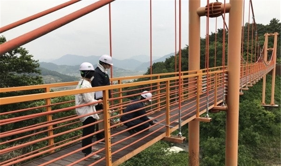경남도, 아찔한고공 레저시설, 안전고리 단단히 조인다