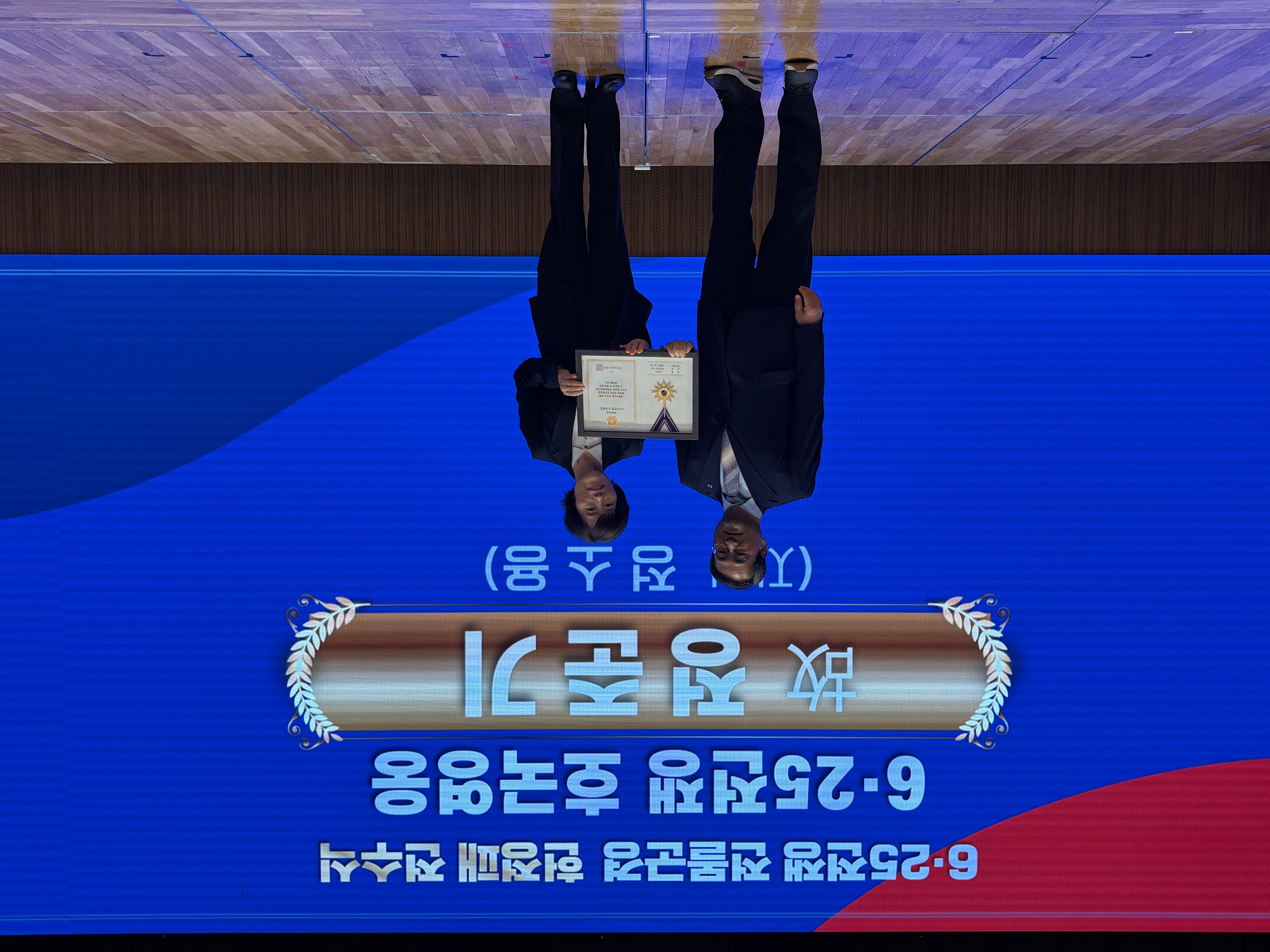 “호국영웅의 희생, 영원히 기억하겠습니다” 경남도, 6·25전쟁 전몰군경 유족에 헌정패 전수